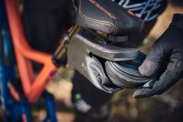 FIDLOCK TWIST Bidon dziecięcy 450 pomarańczowo niebieski + baza