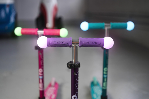 Hulajnoga dziecięca Mini MICRO Deluxe Magic świecące koła LED fioletowa Hulajnoga dziecięca Mini MICRO Deluxe Magic świecące koła LED fioletowa