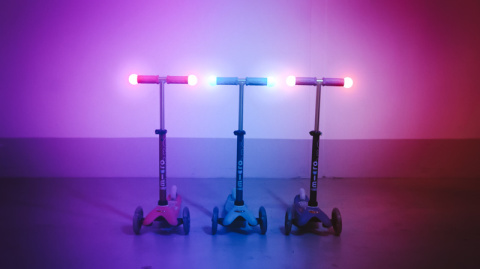 Hulajnoga dziecięca Mini MICRO Deluxe Magic świecące koła LED fioletowa Hulajnoga dziecięca Mini MICRO Deluxe Magic świecące koła LED fioletowa