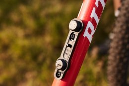 FIDLOCK TWIST TWIST Bidon 450 miękki czarny transp. + baza