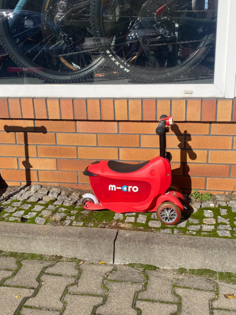 Hulajnoga dziecięca MINI Mini2Go Deluxe plus czerwona, MODEL POWYSTAWOWY Hulajnoga dziecięca MINI Mini2Go Deluxe plus czerwona, MODEL POWYSTAWOWY