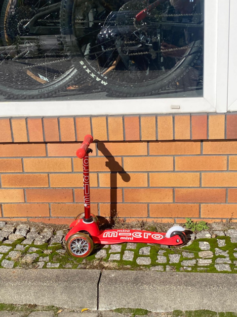 Hulajnoga dziecięca MINI Micro Deluxe czerwona, MODEL WYSTAWOWY Hulajnoga dziecięca MINI Micro Deluxe czerwona, MODEL WYSTAWOWY