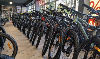 wnętrze salonu rowerowego z wieloma rowerami
